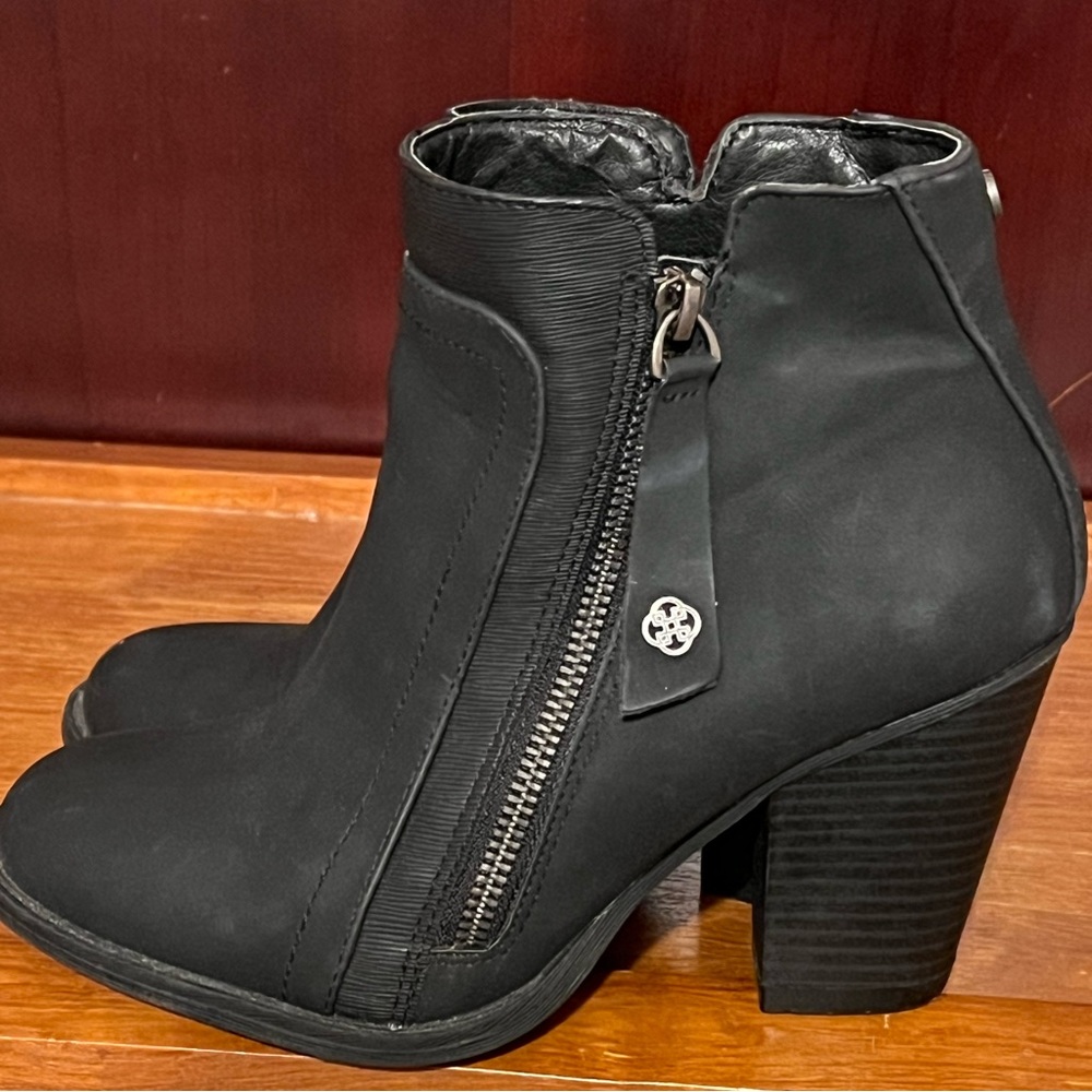 Daisy Fuentes Black Heeled Ankle Booties Size 7